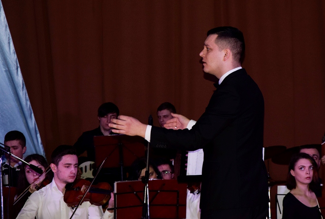 Диригент естрадного оркесту факультету мистецтв Назар Лещук  